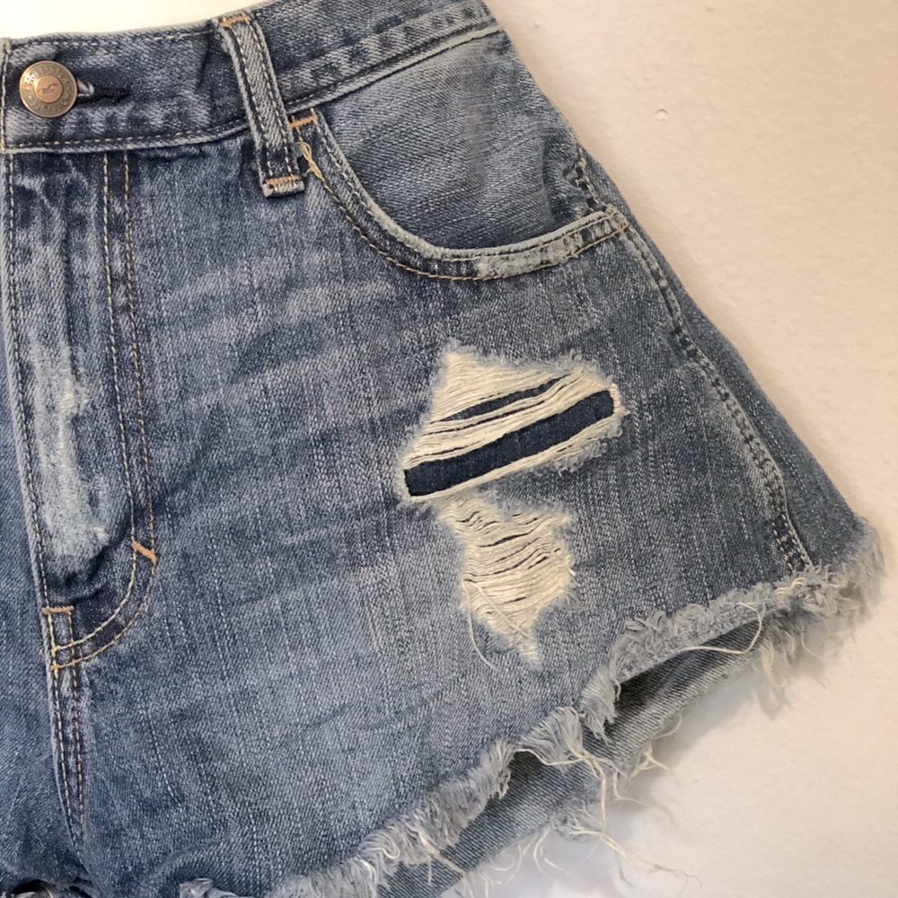 HOLLISTER HIGH WAISTED JEAN SHORTS